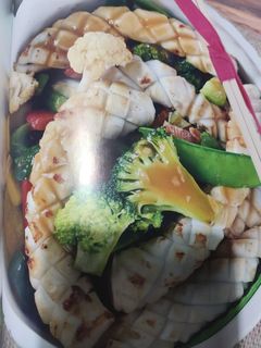 Una foto de Wok de calamares y gambas
