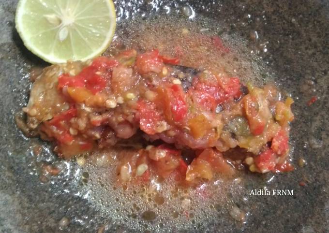 Resep Salmon goreng sambal dabu-dabu (versi uleg) khas Manado yang Menggugah Selera