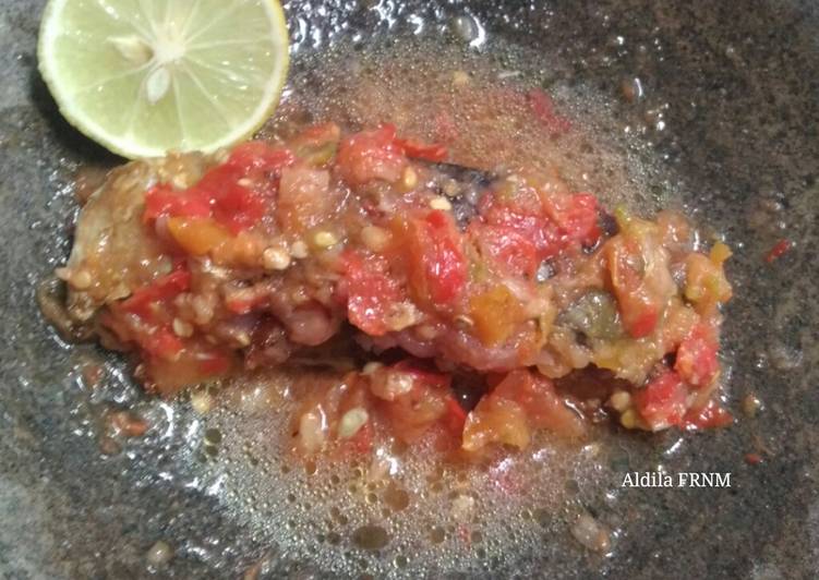 Salmon goreng sambal dabu-dabu (versi uleg) khas Manado