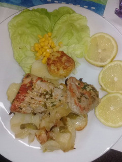 Una foto de Salmón con ciboulette, ajo y pimentón