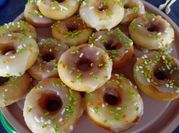 Una foto de donas con harina leudante