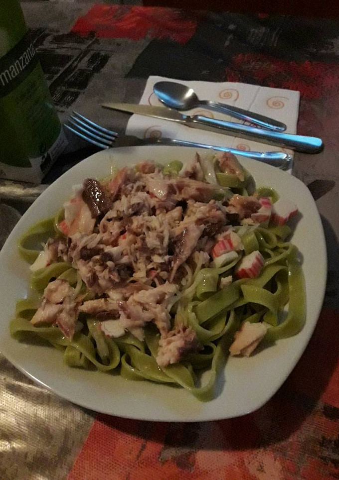 Una foto de Tallarines de espinacas con caballa y palitos de cangrejo