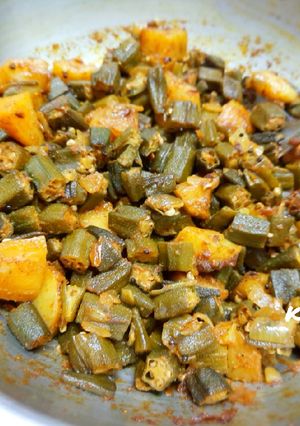 A picture of Aalu bhindi.