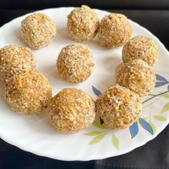 Oats & Apple 🍎 Ladoo A picture of Oats & Apple 🍎 Ladoo.