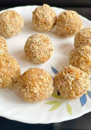 A picture of Oats & Apple 🍎 Ladoo.