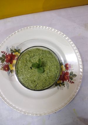 हरे धनिया और पुदीने की चटनी(hare dhaniye aur pudine ki chutney recipe in hindi) रेसिपी मुख्य फोटो