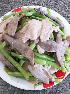 Hình của món Thịt ba rọi, tim heo xào đậu que.