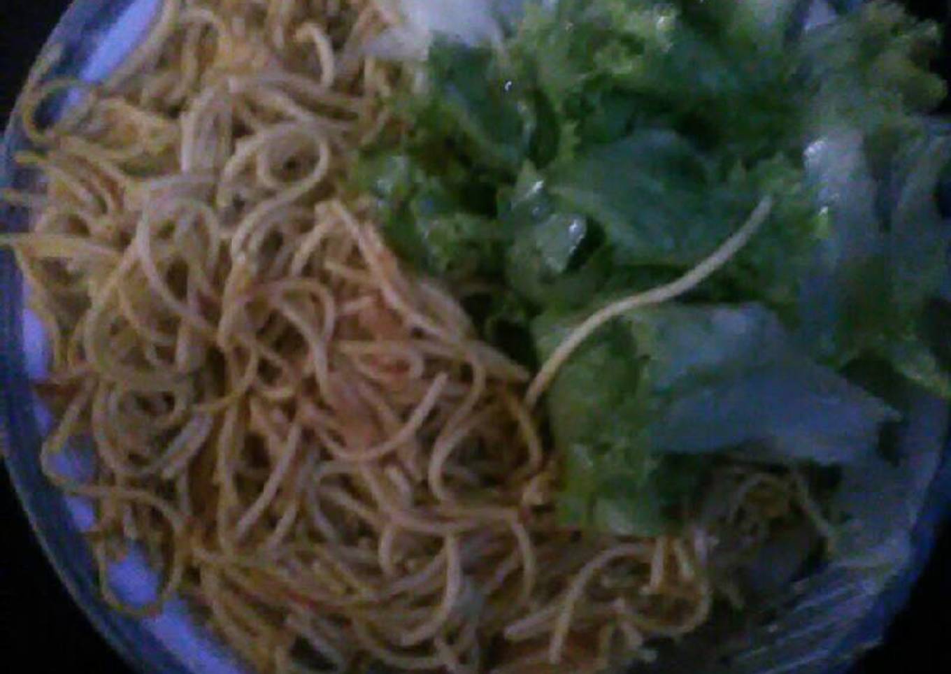 Spaghetti with lettuce