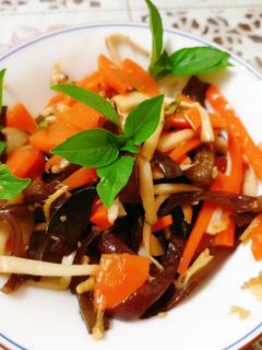 紅蘿蔔炒黑木耳炒杏胞姑 的食譜成品照片