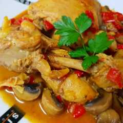 Una foto de Pollo estofado lento con champiñones y pimiento