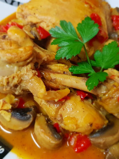 Una foto de Pollo estofado lento con champiñones y pimiento