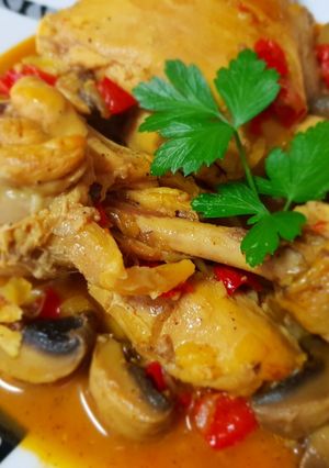 Una foto de Pollo estofado lento con champiñones y pimiento