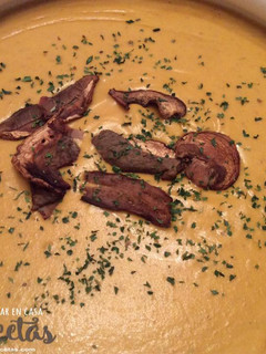 Una foto de Crema de calabaza y boletus