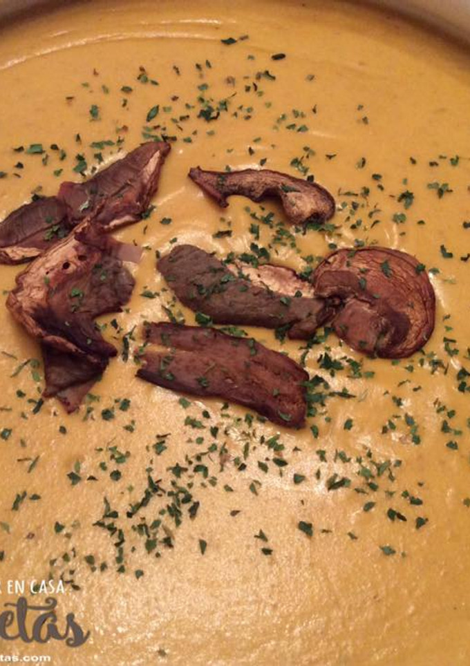 Una foto de Crema de calabaza y boletus