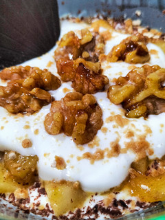 Una foto de Delicia de yogur con manzana, nueces y chocolate