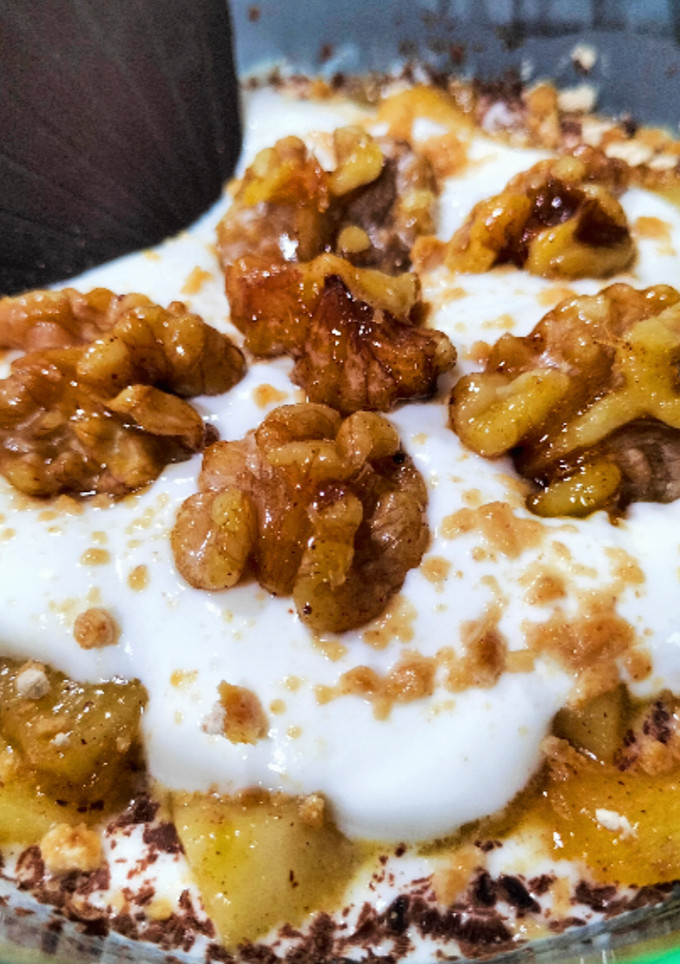 Una foto de Delicia de yogur con manzana, nueces y chocolate