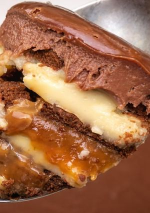 Una foto de Postre de crema pastelera y dulce de leche