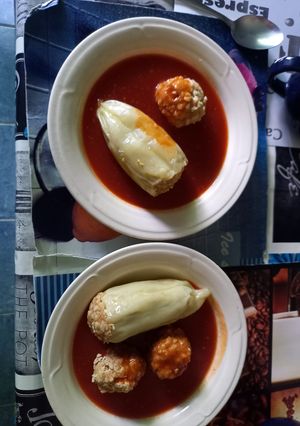 Töltött paprika és paradicsomos húsgombóc (bulgurral) recept fotója