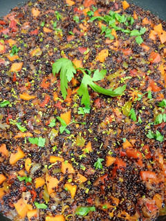 Una foto de Quinoa roja con verduras