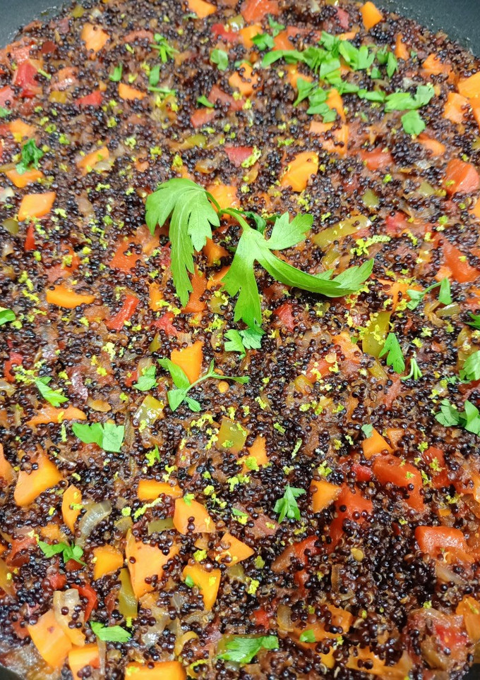 Una foto de Quinoa roja con verduras