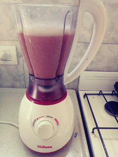Una foto de Licuado kiwi, frutilla y manzana