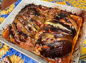 Une photo de Éventails d'aubergine italienne aux deux jambons, tomates et girolles