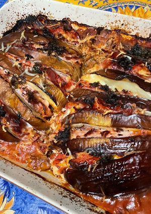 Une photo de Éventails d'aubergine italienne aux deux jambons, tomates et girolles