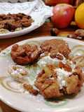 Frittelle di farina di castagne e farina di mandorla con mela, uvetta e noci