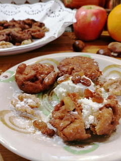 Foto di Frittelle di farina di castagne e farina di mandorla con mela, uvetta e noci