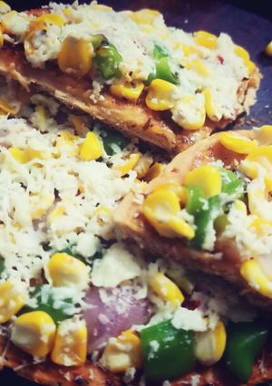 हेल्दी व्हिट बेस पिझ्झा (Healthy wheat pizza recipe in marathi) रेसिपी चे मुख्य फोटो 