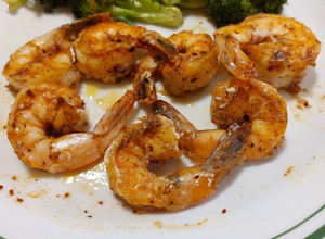 Una foto de Camarones salteados