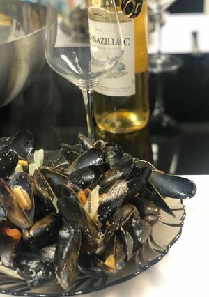 A picture of Moules Marinières with Cream.