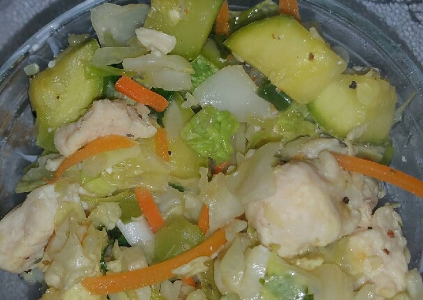 Trocitos de bagre con calabacitas y más verduras