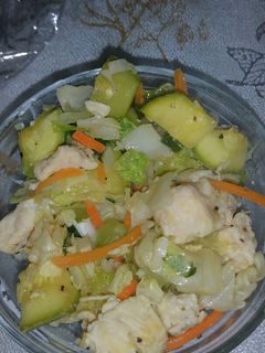 Una foto de Trocitos de bagre con calabacitas y más verduras