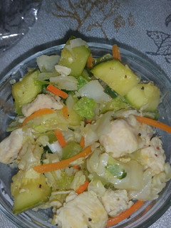 Una foto de Trocitos de bagre con calabacitas y más verduras