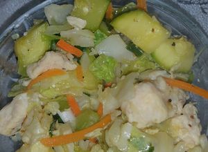 Una foto de Trocitos de bagre con calabacitas y más verduras