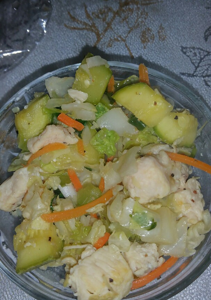 Una foto de Trocitos de bagre con calabacitas y más verduras