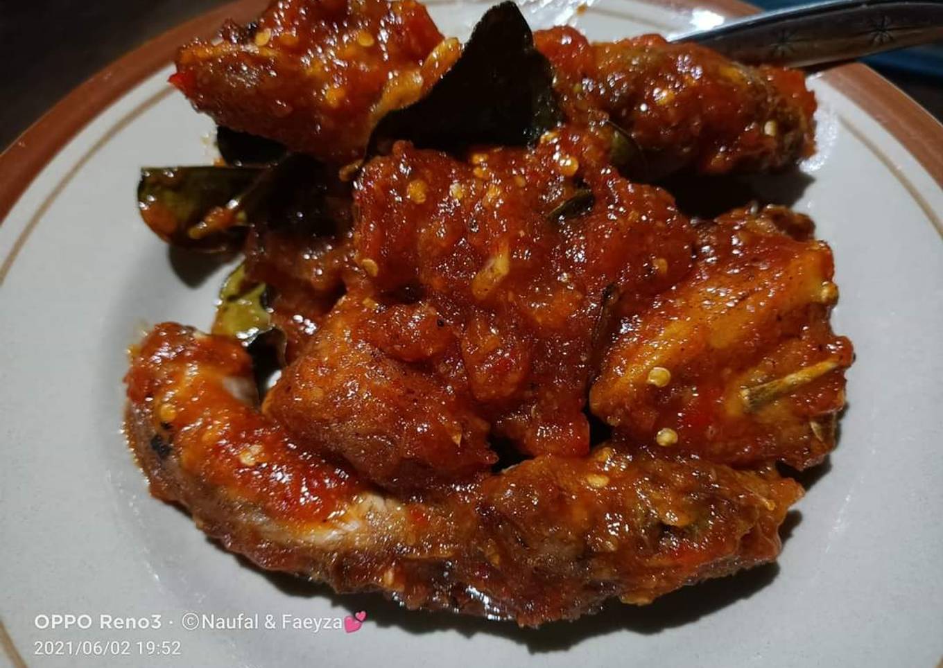 Ayam goreng saos pedas daun jeruk