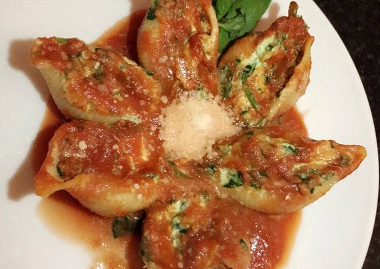 Large cheese and spinach stuffed shell pasta