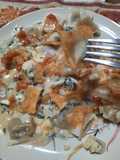 Ravioles con salsa de morrón y queso azul