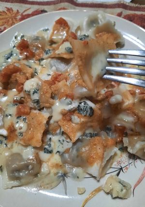 Una foto de Ravioles con salsa de morrón y queso azul