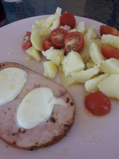 Una foto de Ensalada de tomate y patata