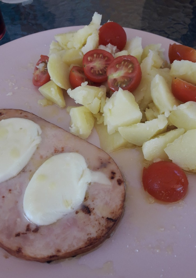 Una foto de Ensalada de tomate y patata