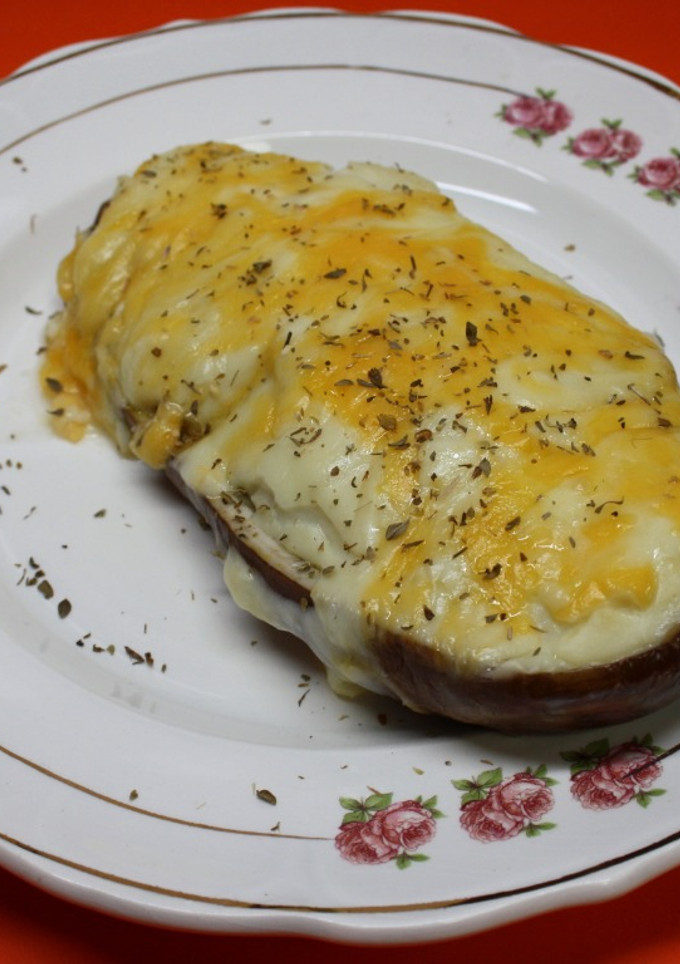 Una foto de Berenjena rellena de carne picada