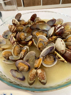 Una foto de Almejas en salsa con cebolla y vino blanco