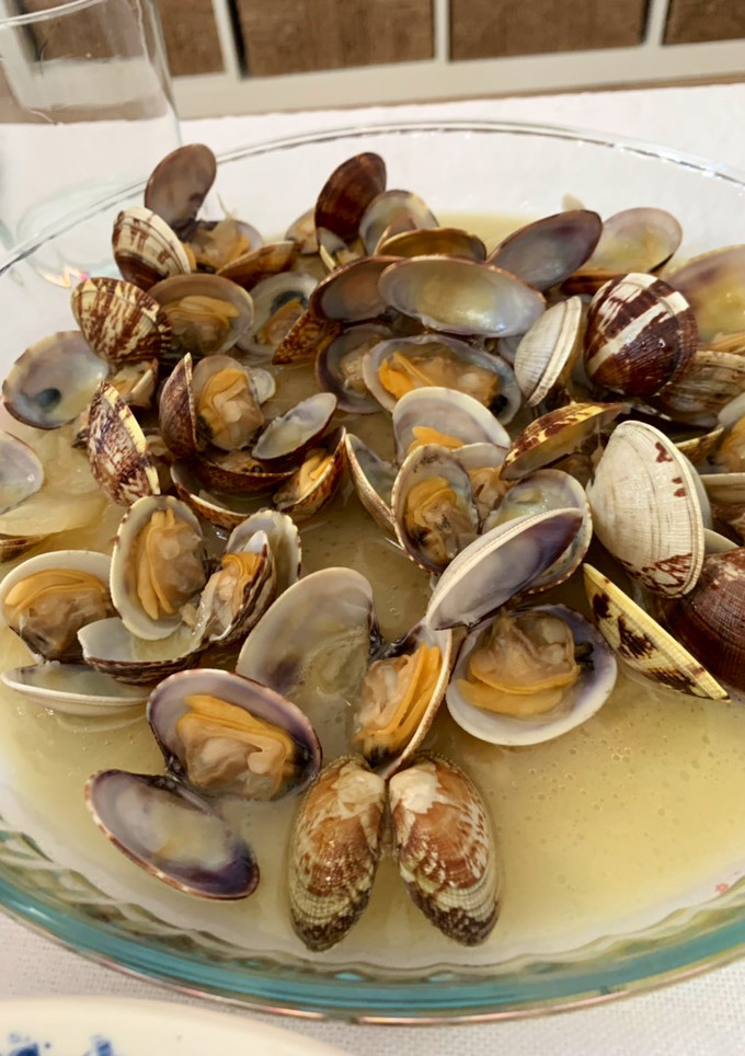 Una foto de Almejas en salsa con cebolla y vino blanco
