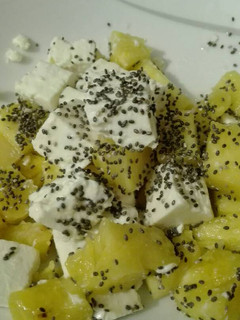 Una foto de Ensalada de piña, queso y chía