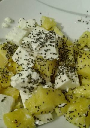 Una foto de Ensalada de piña, queso y chía