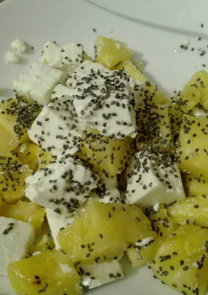 Una foto de Ensalada de piña, queso y chía