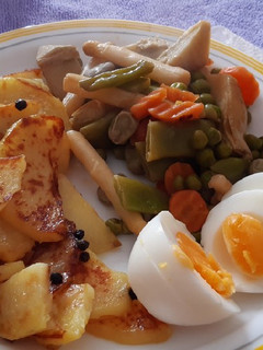 Una foto de Almuerzo rápido, light, saludable, menestra, papas y huevo